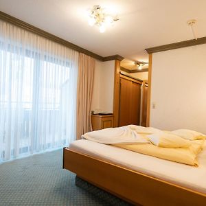 Zimmer mit Kingsize-Bett